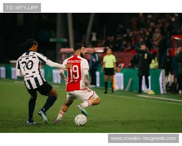 阿贾克斯4-2客胜卡拉巴赫，收获赛季欧冠首胜