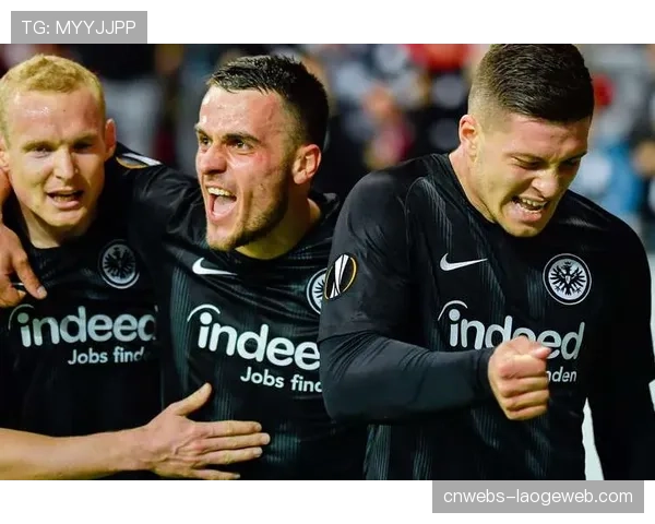 比赛通讯：十人法兰克福补时阶段连入两球逆转奥格斯堡