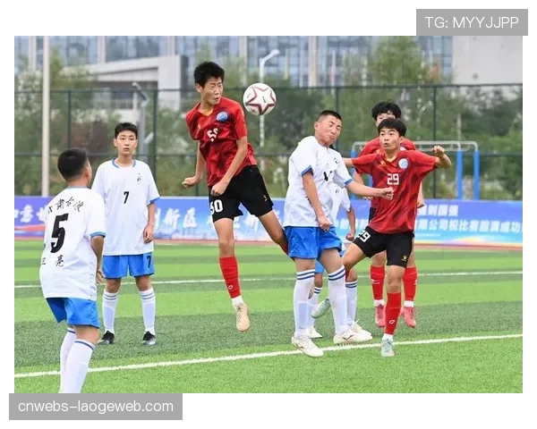 马德里社区足球赛，青少年球员模仿罗德里戈边路内切传中动作